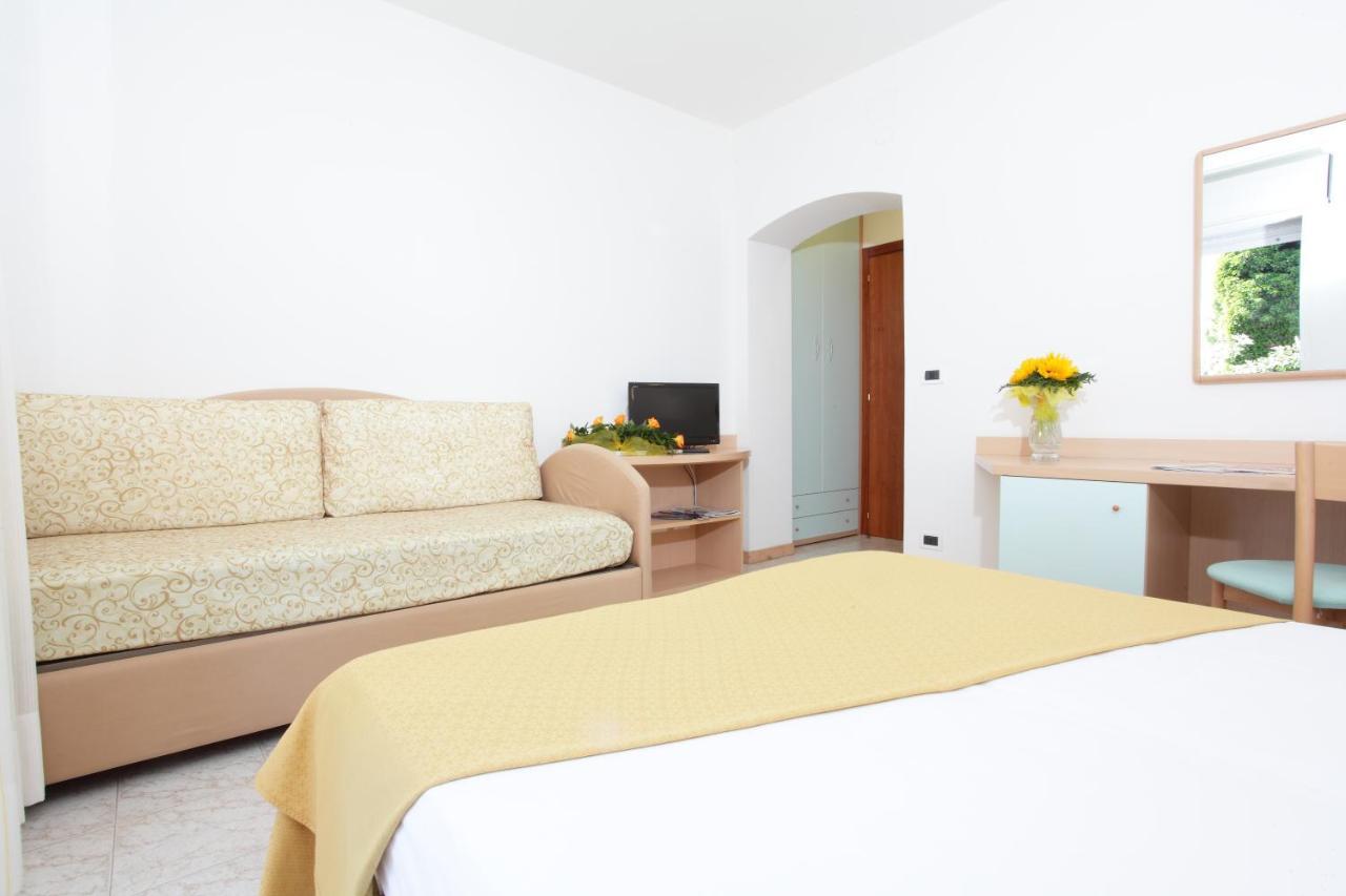 Hotel Pelikan Линяно Сабиадоро Екстериор снимка