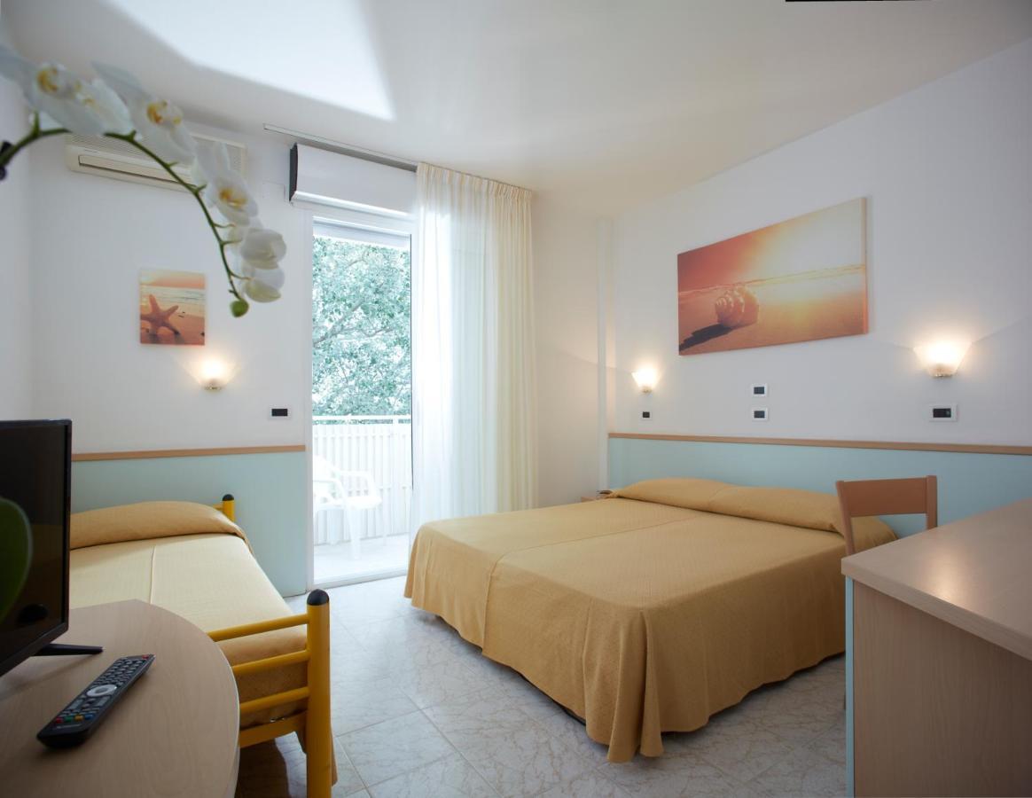 Hotel Pelikan Линяно Сабиадоро Екстериор снимка