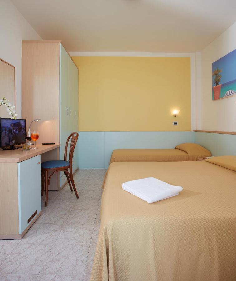 Hotel Pelikan Линяно Сабиадоро Екстериор снимка