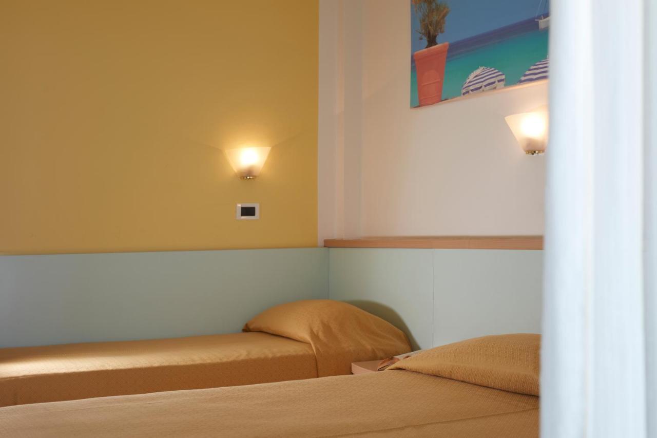 Hotel Pelikan Линяно Сабиадоро Екстериор снимка