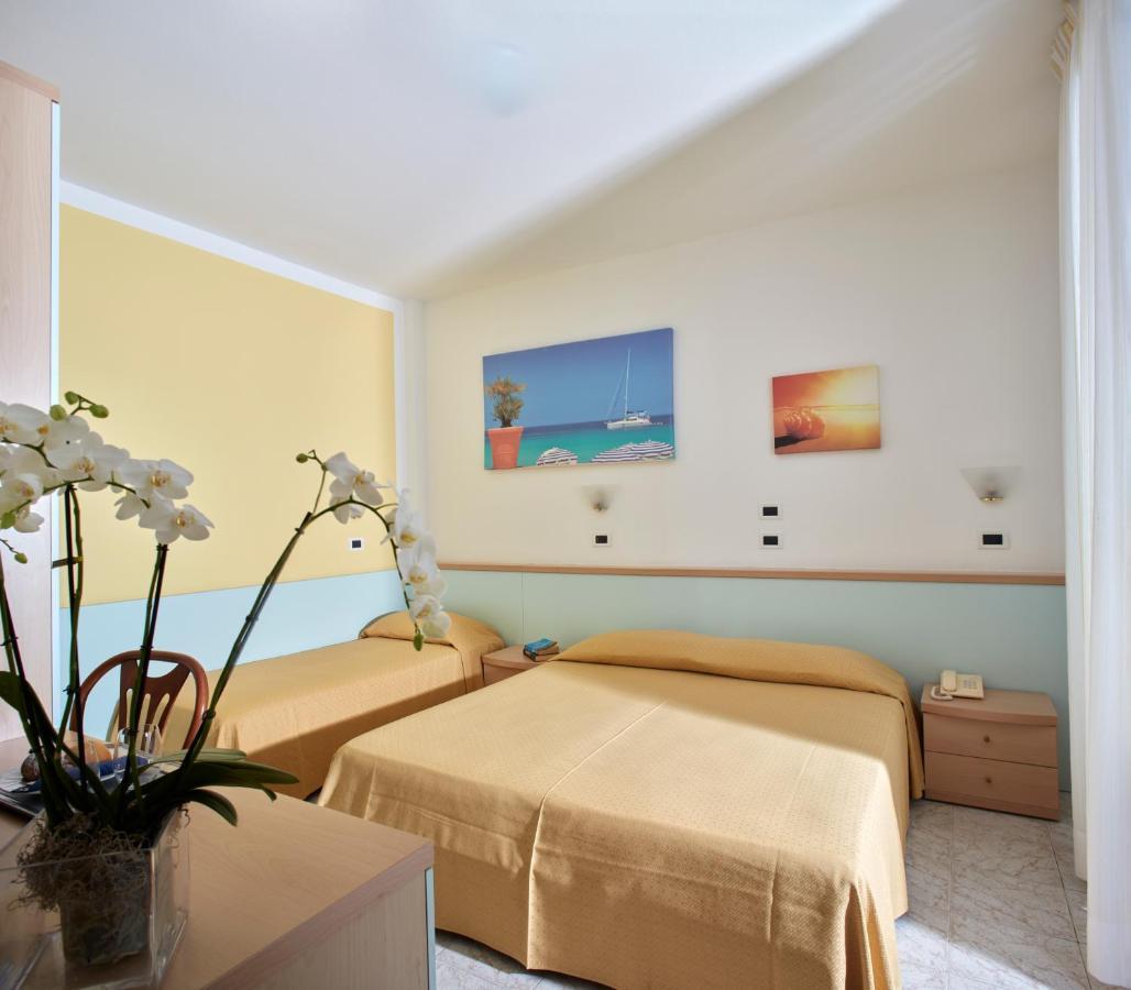 Hotel Pelikan Линяно Сабиадоро Екстериор снимка