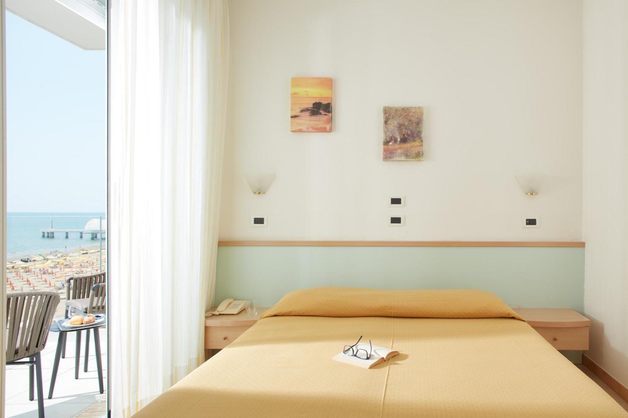 Hotel Pelikan Линяно Сабиадоро Екстериор снимка