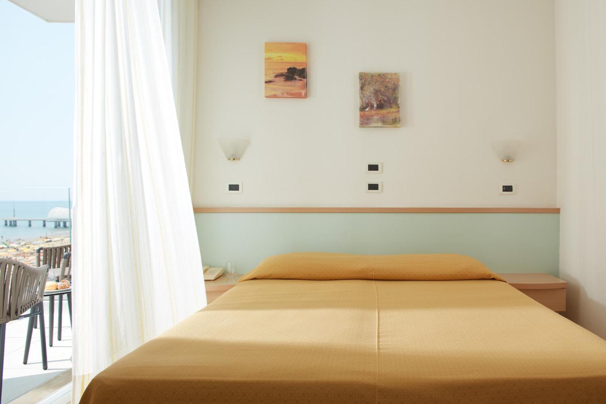 Hotel Pelikan Линяно Сабиадоро Екстериор снимка