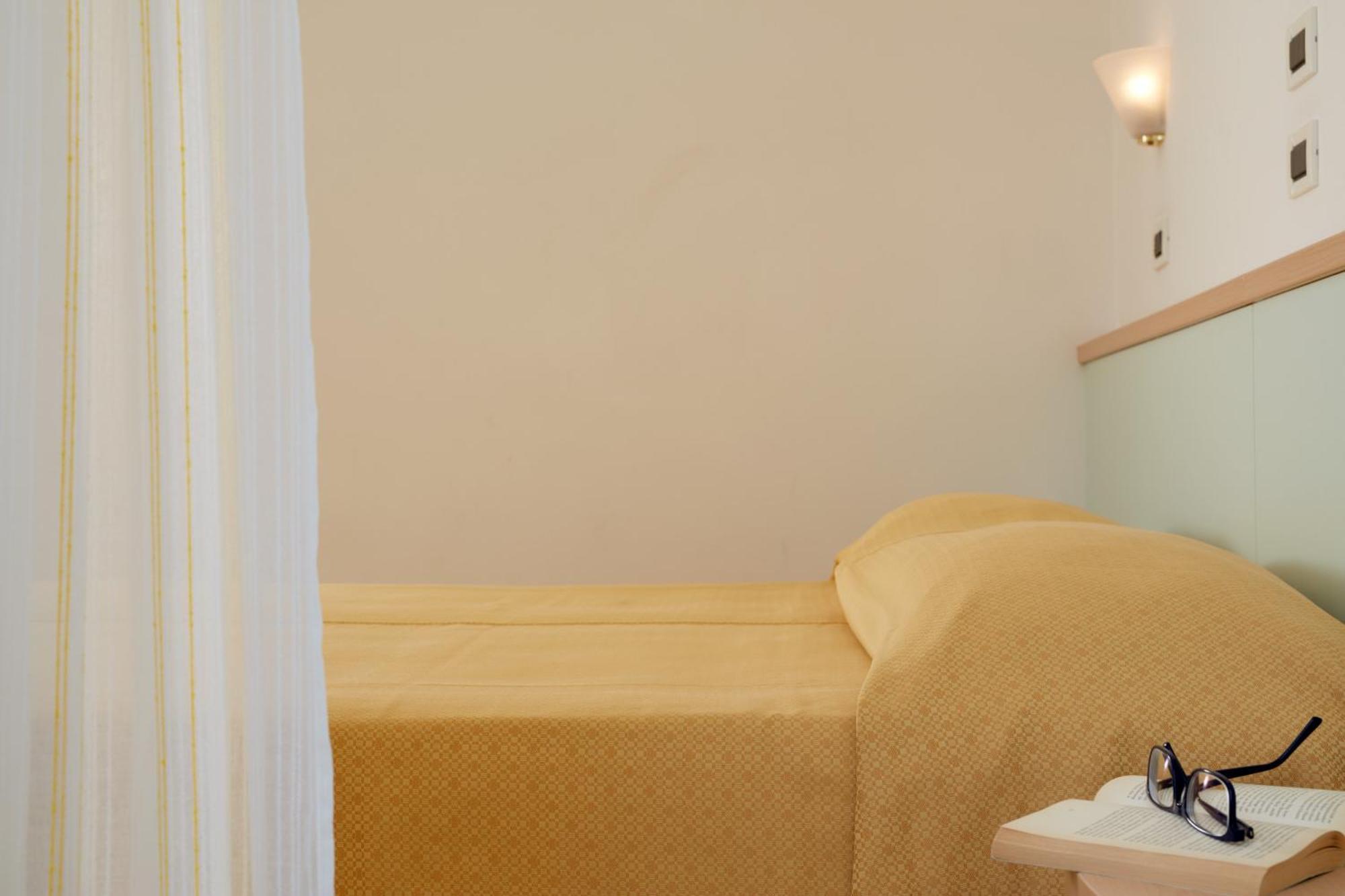 Hotel Pelikan Линяно Сабиадоро Екстериор снимка