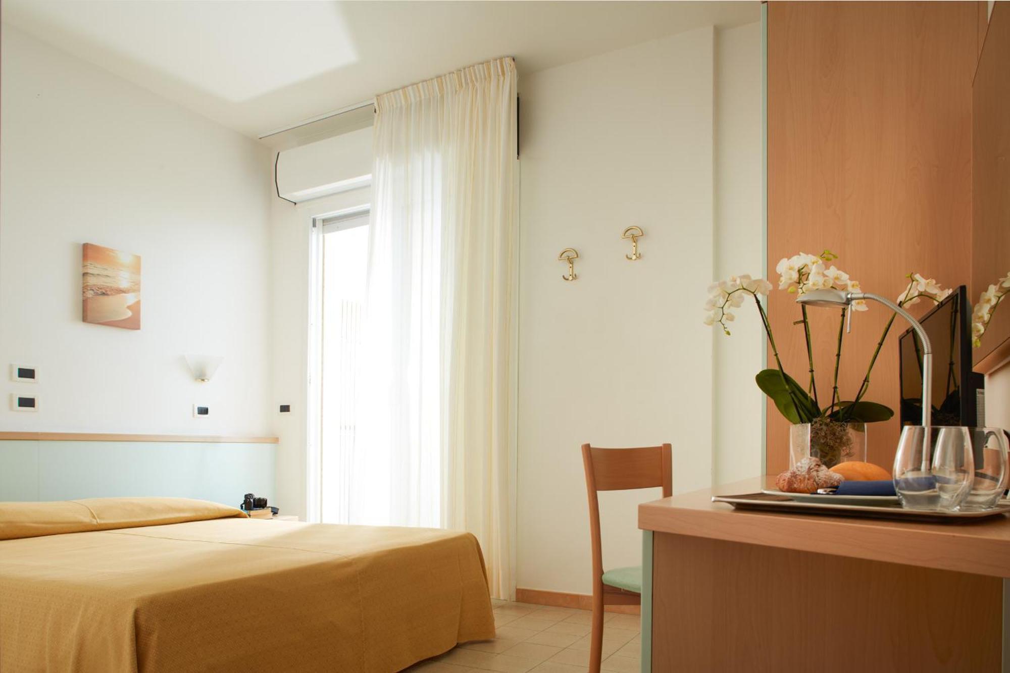 Hotel Pelikan Линяно Сабиадоро Екстериор снимка