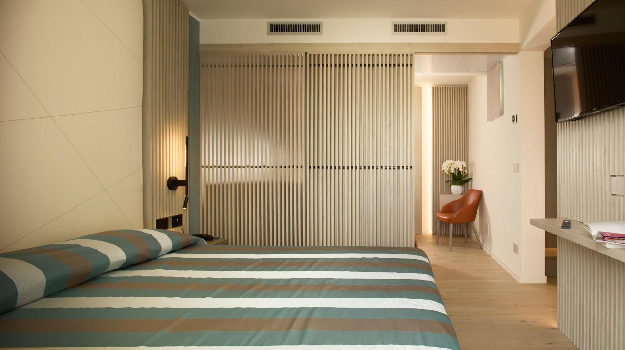Hotel Pelikan Линяно Сабиадоро Екстериор снимка